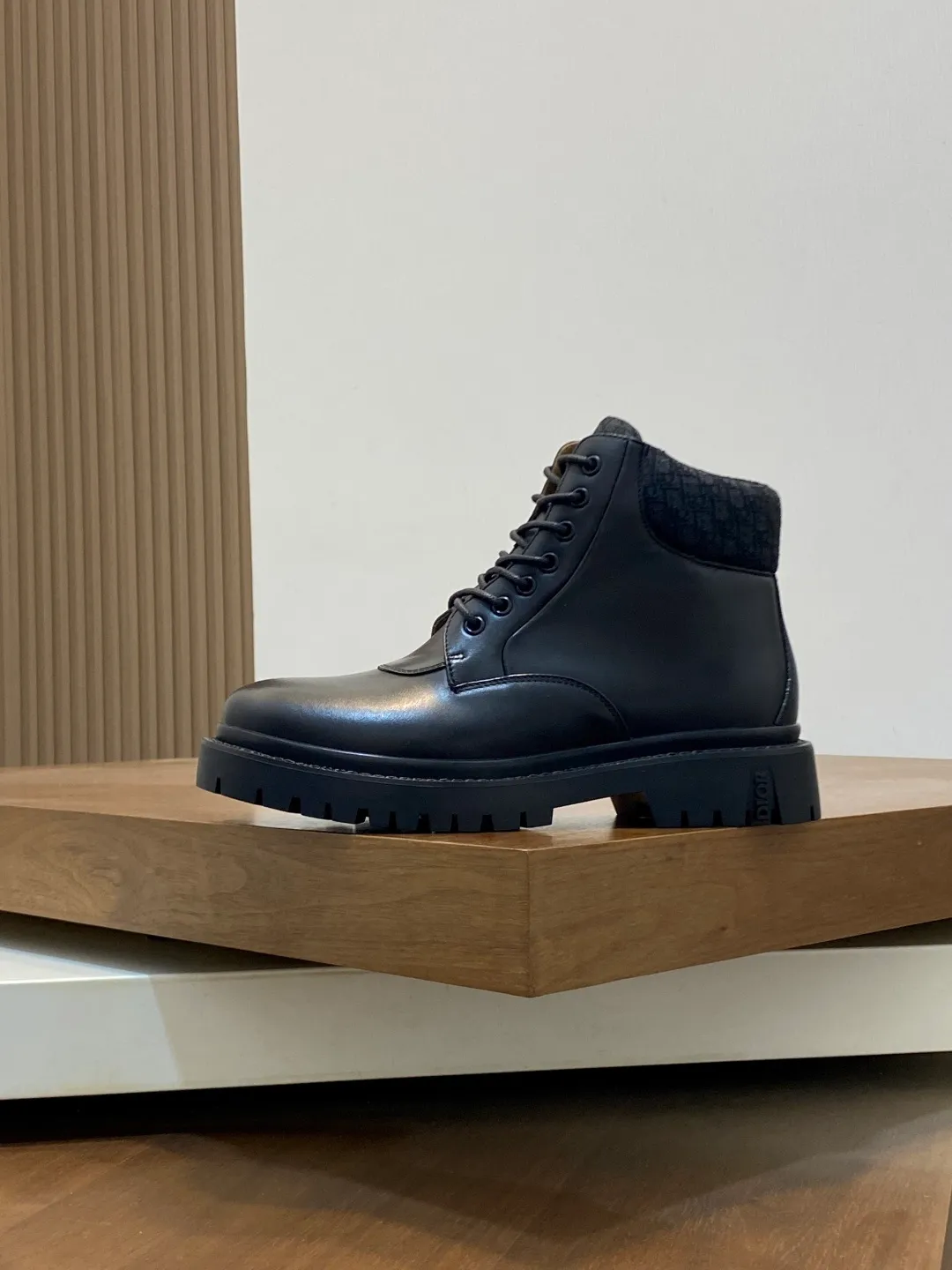 💰860 Dio* — Dior's 2024 autumn and winter luxury men's mid-top short boots, purely handmade, both inside and outside are imported first-layer cowhide, high-end quality and exquisite craftsmanship. Original TPU combination outsole. Wear a noble gentleman's taste. The best last type has been carefully debugged. 100% comfort. Size: 38-44 (38-45 can be customized)